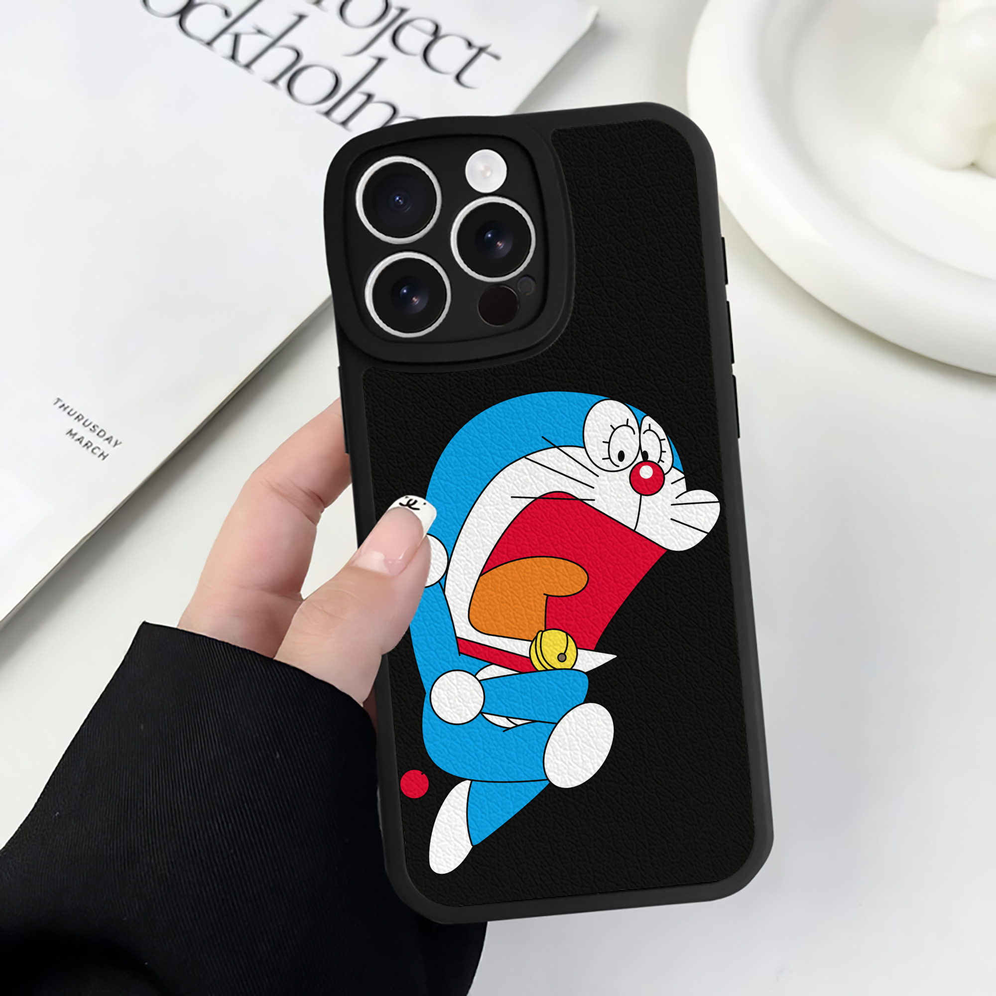 （画像用） ドラえもん Doraemon 【iPhone 16シリーズ対応】シリコンスマホケース（レザー調） 材質：シリコン